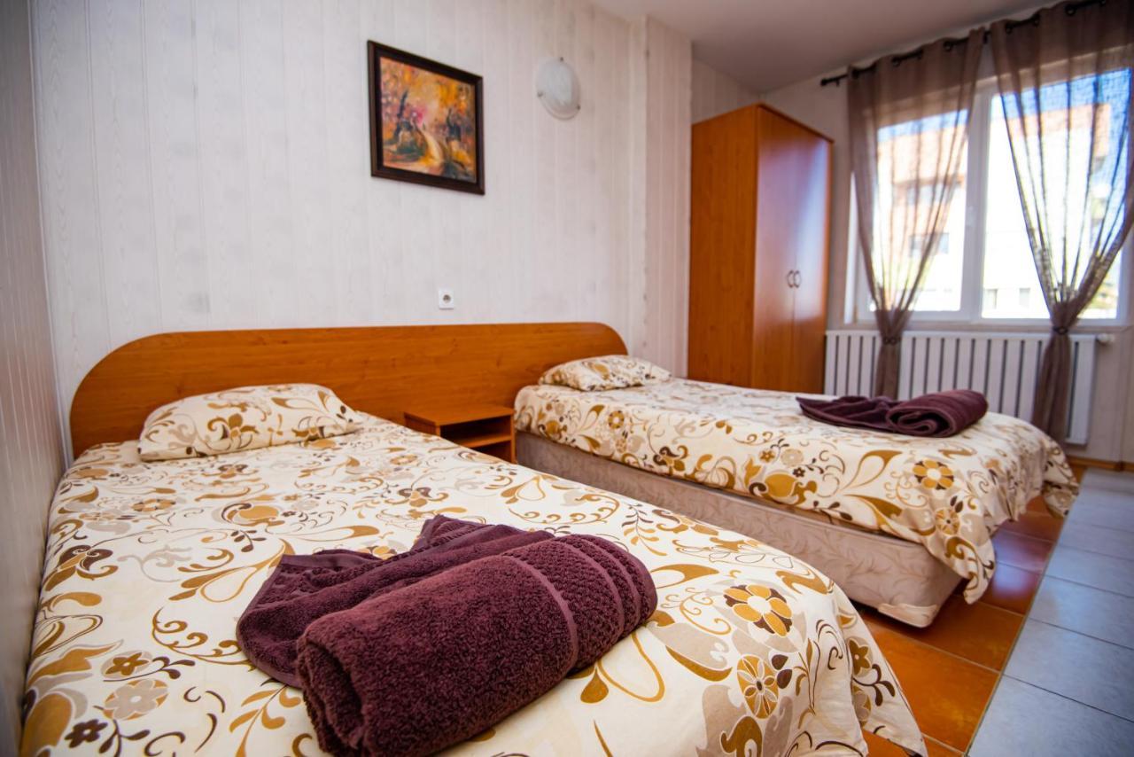 Семеен Хотел Надежда Razlog Extérieur photo